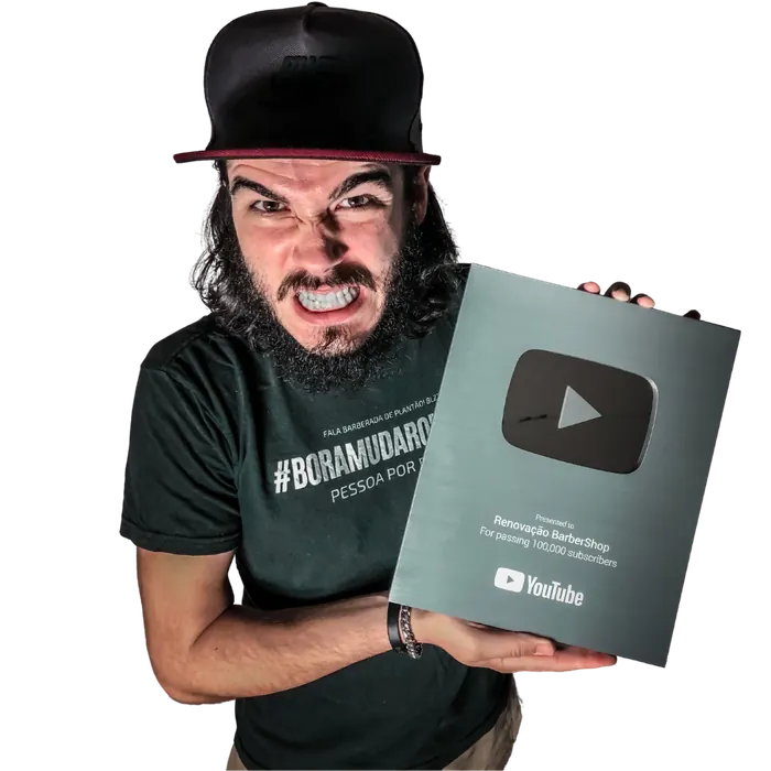 Douglas com a placa de 100 mil inscritos do YouTube
